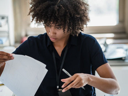 O endividamento decorrente de más práticas de gestão financeira podem gerar a incompreensão da juventude sobre taxas de juros e o sentimento de prisão aos parcelamentos