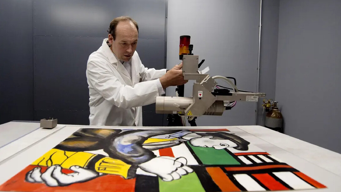 Analyse d’une oeuvre devant être de Fernand Léger, par le laboratoire Fine Arts Expert Institute à Genève. Aujourd’hui, les experts estiment que 50 % des tableaux circulant sur le marché sont des faux, qu’en sera-t-il quand toutes ces œuvres seront passés au crible par l’IA