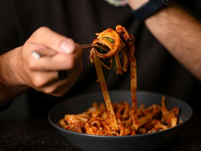 Il ragù è molto più di un semplice sugo: è una preparazione che racchiude storia, tradizione e memoria