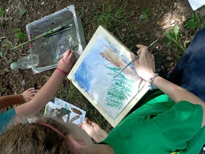 Il disegno di una bambino dipinto all'aperto su un prato, Asti, Italia