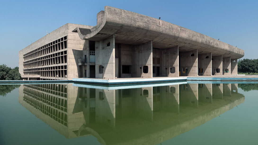Le Corbusier (Charles-Édouard Jeanneret,1887-1965),Palacio de la Asamblea Chandigarh. "La arquitectura es una cuestión de arte, un fenómeno de emociones, que queda al margen y más allá de  construcción misma. El propósito de la construcción es mantener las cosas juntas y el de la arquitectura es deleitarnos”