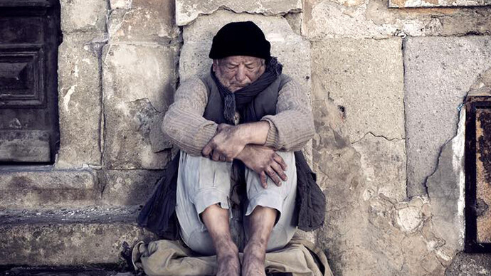 C’è un uomo che vive per strada, abita sulle scale di un antico palazzo...