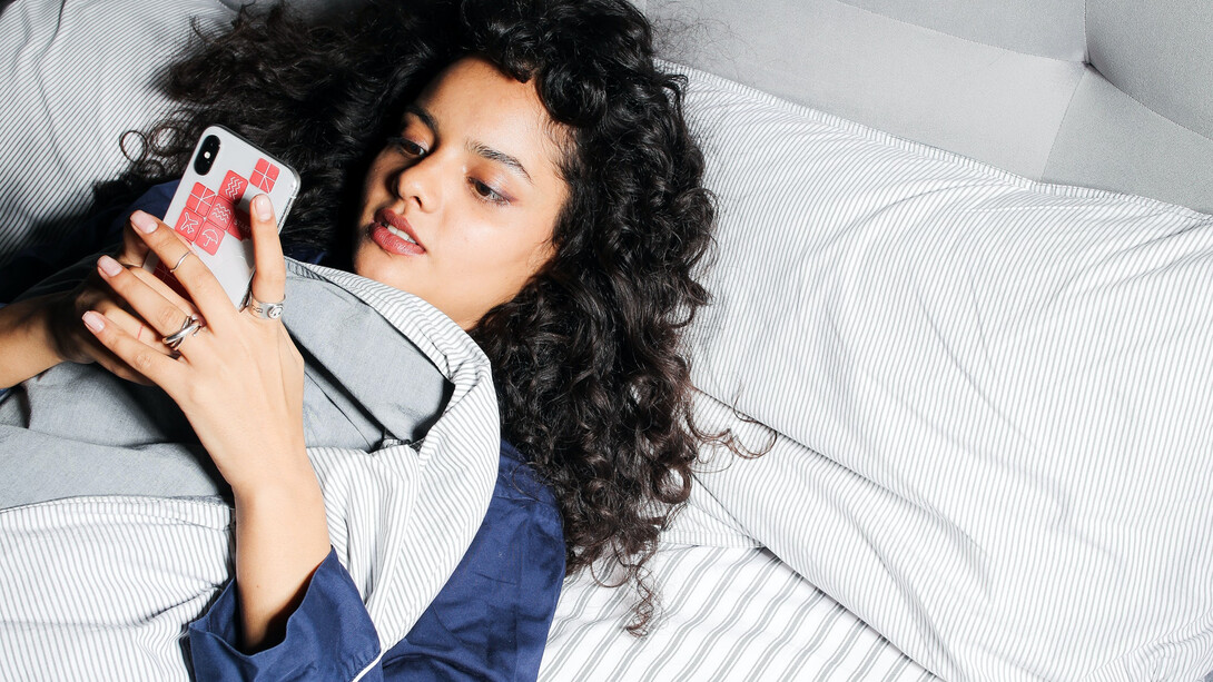 Estudante não consegue despertar sem olhar o celular