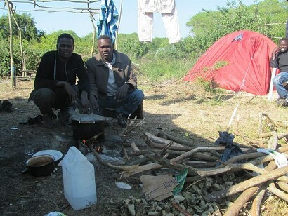 Migrantes sudaneses en el campo de refugiados "La Jungla", en las afueras de Calais, Francia, junio de 2015