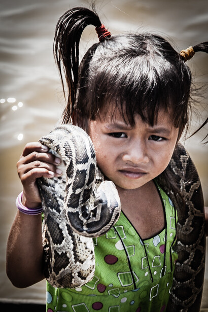 Una bimba con un serpente