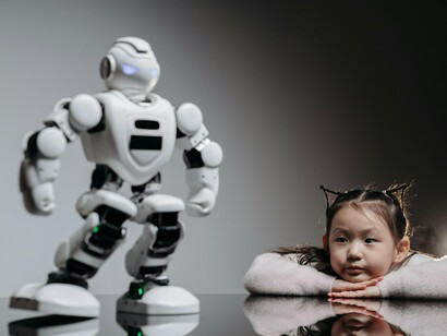 Menina e robô. A euforia em torno da inteligência artificial faz jus ao hype. A IA está gradualmente transformando a maneira como as pessoas interagem com a tecnologia e está fazendo avanços consideráveis em saúde, transporte, educação, finanças, marketing e muito mais
