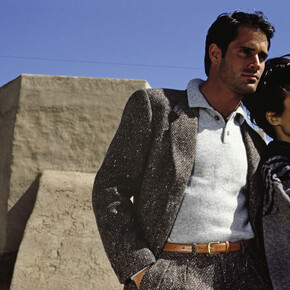  Rico Puhlmann, Erdfarbener Anzug aus Wolltweed von Paul Smith, Wollhemd im Polostil von Bill
 Ditford Design, Kleid von Adrienne Vittadini, New Mexico Museum of Art (Santa Fe), 1983. Mit freundlicher genehmigung des Kunstbibliothek