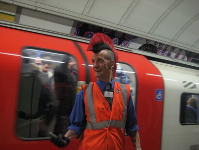 Londres. Un operario del metro con peinado mohicano