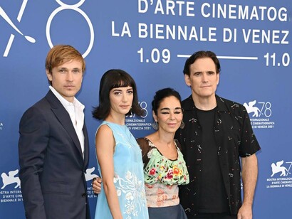 William Moseley, Sheila Vand, Shirin Neshat and Matt Dillon at the presentation of the film in Venice
Sheila Vand, protagonist of the film
Sheila Vand, in a scene from the film
A scene from the film Land of dreams