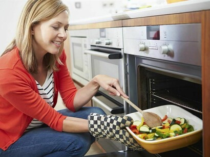 Preparando una receta en el horno
