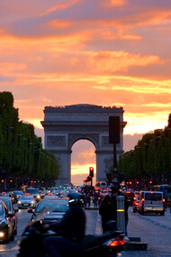 Atardecer en los Campos Elíseos en Paris, Francia