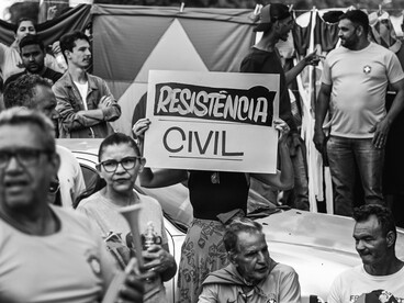 Manifestantes brasileños en una protesta pacífica con una gran y diversa multitud, portando banderas y pancartas