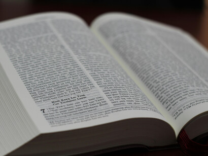 La asistencia regular a reuniones, devocionales y estudios bíblicos contribuye al crecimiento espiritual sostenido