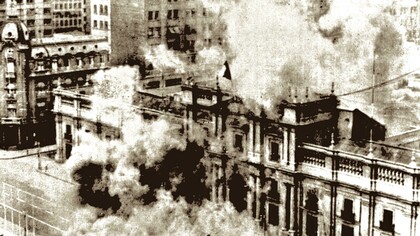 Ataque a La Moneda durante el golpe de Estado de Chile en 1973 contra el Gobierno legítimo de Salvador Allende, quien moriría en el asalto de las fuerzas golpistas lideradas por Pinochet