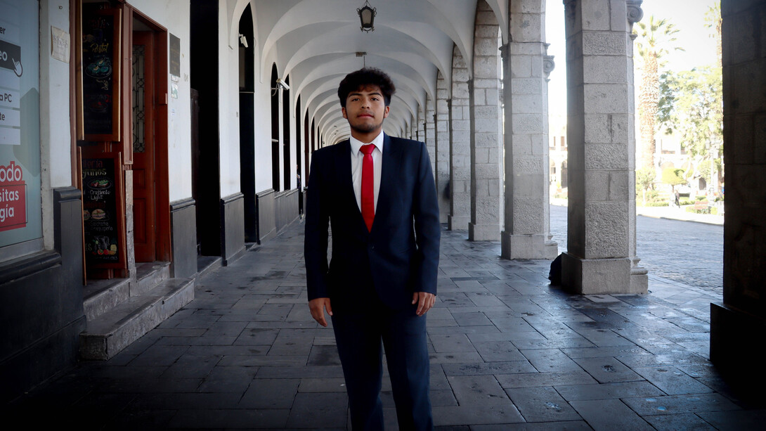 Salvador es una persona cuya historia y pasiones lo definen con intensidad y dedicación