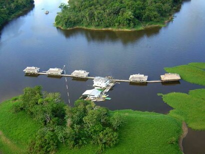 Casas flotantes de la posada Uacarí en la Reserva de Mamirauá