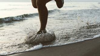 Nos últimos anos, a ciência tem revelado com cada vez mais clareza que a prática regular de atividade física desencadeia uma série de adaptações neurológicas e bioquímicas capazes de proteger o sistema nervoso, retardar a progressão de doenças já instaladas e melhorar a qualidade de vida dos pacientes. A conexão entre movimento e cérebro começa na base: quando nos exercitamos, aumentamos a circulação sanguínea, garantindo que o cérebro receba mais oxigênio e nutrientes