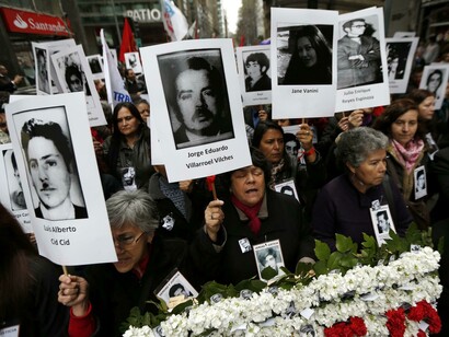Manifestantes chilenos recuerdan a sus familiares desaparecidos durante la dictadura de Pinochet