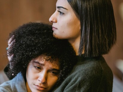 Pessoas que cresceram em ambientes onde a solidariedade não foi valorizada tendem a repetir esse comportamento. Se desde cedo não se ensina a importância do “olhar para o outro”, é provável que a insensibilidade seja reproduzida por gerações