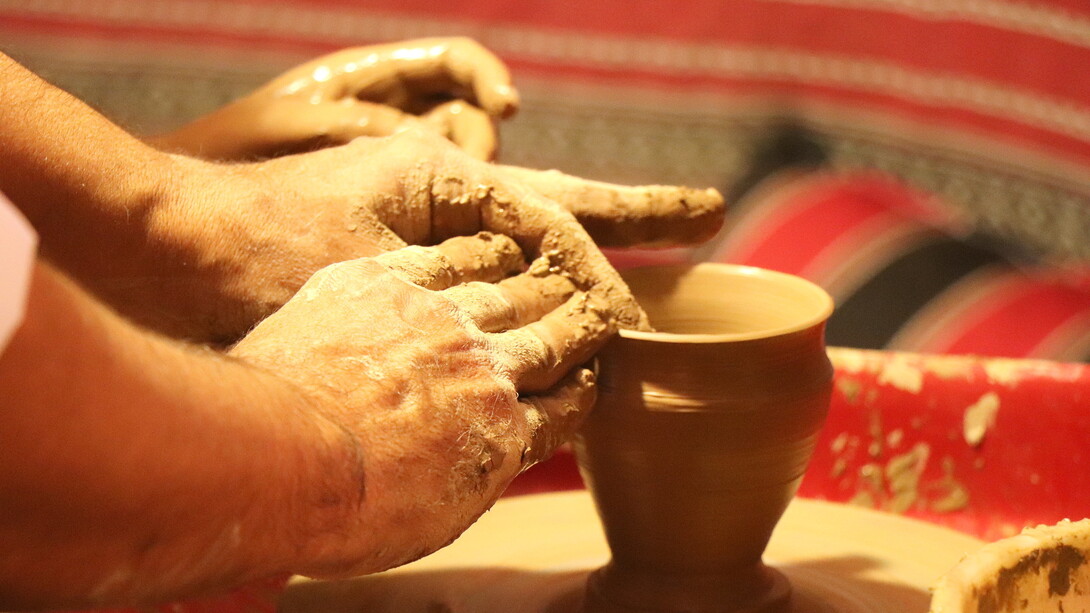 La cerámica en el Sultanato de Omán es una de las artesanías tradicionales más famosas del país. Los omaníes fabrican botellas de diversas formas y tamaños para diversos usos