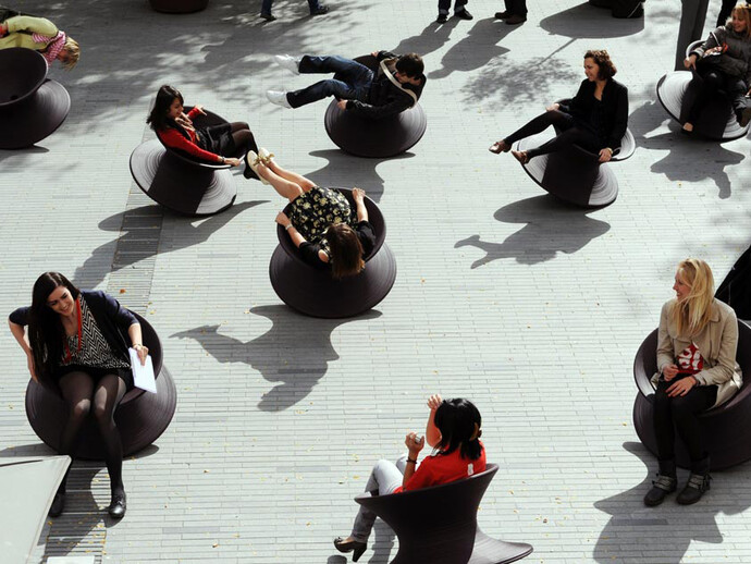 Thomas Heatherwick, Spun Chair, 2007, Heatherwick Studio, Photo: Susan Smart, People sitting in Spun Chairs