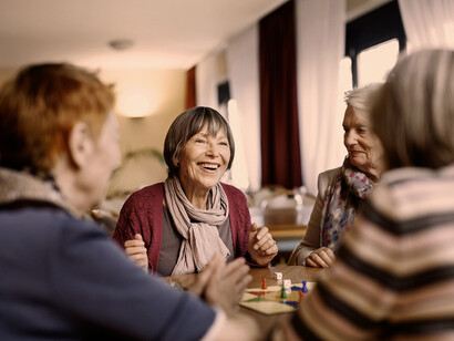 Reunión de adultos mayores: el contacto social en la tercera edad es fundamental para la salud, así como el intercambio de conocimientos, emociones, sensaciones, sentimientos, empatía, solidaridad, de compasión, complicidad y amistad