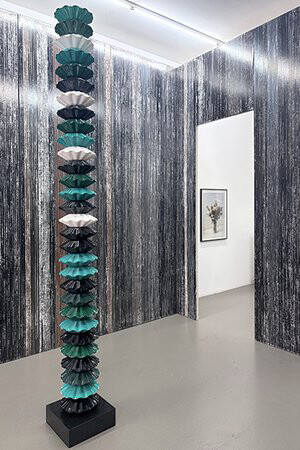Gregor Hildebrandt, Manchmal sehn ich mich nach einem fremdem Leben, exhibition view. Courtesy of Galleria Mezzanin