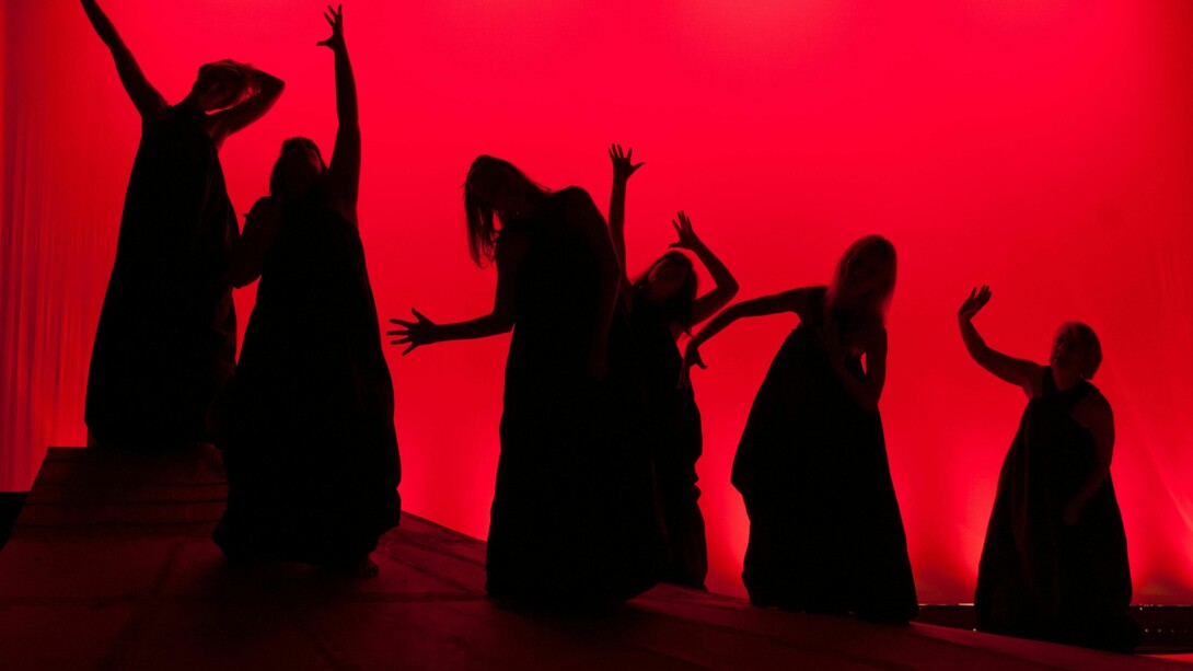 Versión moderna del coro de una tragedia clásica