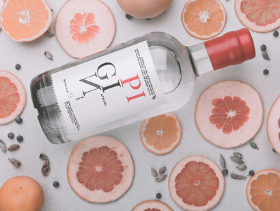 Gin Pigin rescata algunos botánicos de la zona como la lavanda y los almendros, además de las aguas subterráneas de la cordillera. Se realiza en Alto Maipo, zona central de Chile en la localidad de Huelquén,