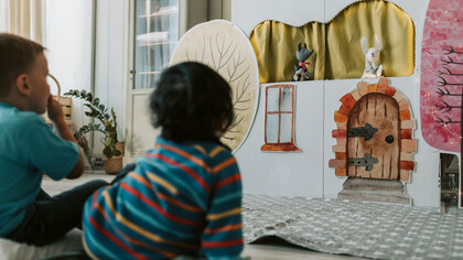 Show de marionetas. O miúdo que estava nas cadeiras batia palmas e gritava “Bravo! Bravo!”