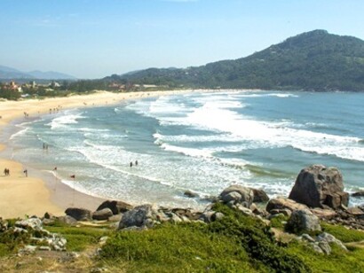 Praia em SC, Brasil; A ausência de transporte marítimo nas ilhas de Santa Catarina, permitem ou impedem o desenvolvimento da região