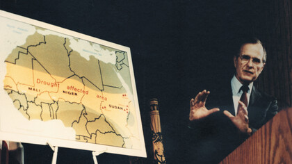George Bush e o mapa da guerra. O "The Octopus" era composto por George Bush (diretor da CIA e ex-presidente dos Estados Unidos)