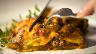 Dalla forma simile alla lasagna, il vincisgrassi è il piatto tipico delle feste nelle Marche. Composto da un ragù denso e ricco, fatto con carne tagliata al coltello, una densa besciamella e distintivi sentori di chiodi di garofano e noce moscata