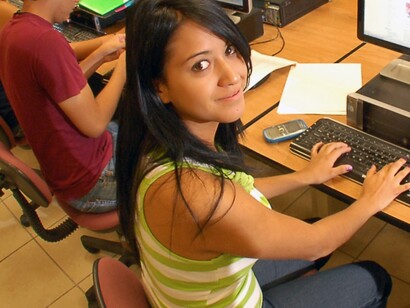 Una estudiante siguiendo un curso a distancia con su ordenador