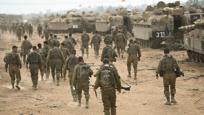 Soldados de las Fuerzas de Defensa de Israel se preparan para una actividad terrestre en Gaza, 29 de octubre de 2023. Sin señales de treguas duraderas, las tensiones globales parecen encaminadas a intensificarse aún más en el corto plazo