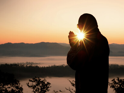 El sol ha sido adorado como deidad en numerosas culturas, visto como fuente de vida, poder y renovación