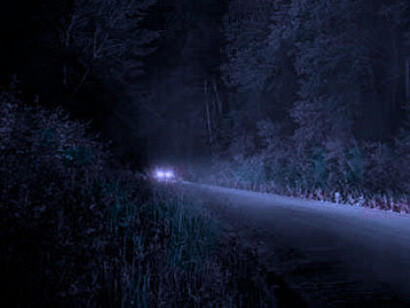 Fari nella notte. La visibilità scarsa mi costringeva a moderare la velocità