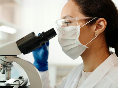 Chaque observation rapproche les chercheurs de la compréhension du passage d’un langage à un autre : de celui des nucléotides à celui des acides aminés