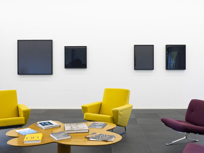 Varios artistas, El cielo y la tierra, vista de exhibición. Cortesía de Xippas