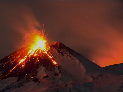 Vulcão Etna em erupção. O Etna é um dos lugares mais inusitados de se conhecer pela grandeza e sua variação de crateras ao longo do horizonte, com cinco com maiores dimensões