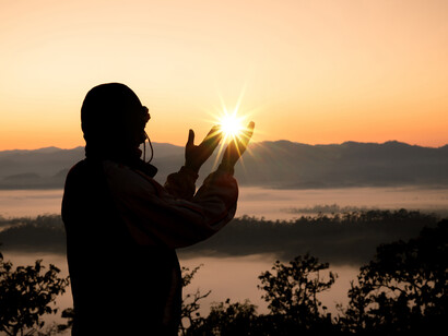 En muchas tradiciones religiosas, la luz representa la iluminación espiritual, la verdad y la presencia de lo divino