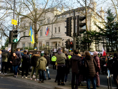 Embajada de Rusia en Londres, Inglaterra, 26.02.2022. Ucrania Manifestación contra la guerra. Después de casi tres años con bloqueos a los puertos cerealeros , pero fundamentalmente en el accionar de Rusia se ve el cuestionamiento a la propiedad privada