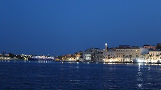 Lungomare di Brindisi di sera. Brindisi, Italia