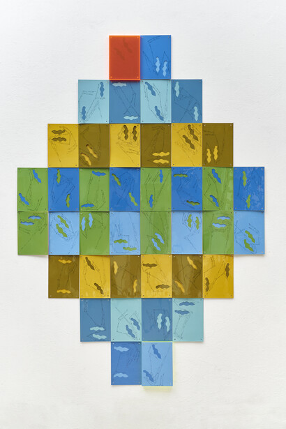 Francesco Candeloro, Linee inverse riflesse, 2019. Plexiglas, découpage e pennarello su carta e acetato, 237,6x168 cm (opera aperta);
29,7x21 cm (opera chiusa). Courtesy A arte Invernizzi, Milano, foto Lorenzo Ceretta, Vicenza
