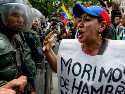 Una manifestante se encara con la policía
