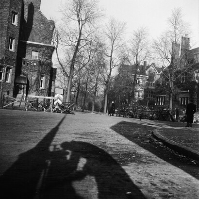 Illegale opname vanuit fietstas van commandopost Kriegsmarine, genomen vanaf het Emmaplein de 
Emmalaan in, Amsterdam, 1944. Courtesy of Foam © Charles Breijer / Nederlands Fotomuseum