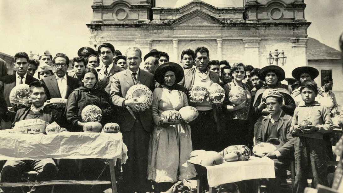 José María Arguedas, junto a artesanos de Cochas en Concepción, cuando era Director de la Casa de la Cultura en Lima (1964). La transculturación es un proceso complejo que redefine identidades, lenguas y formas narrativas en contextos de contacto cultural