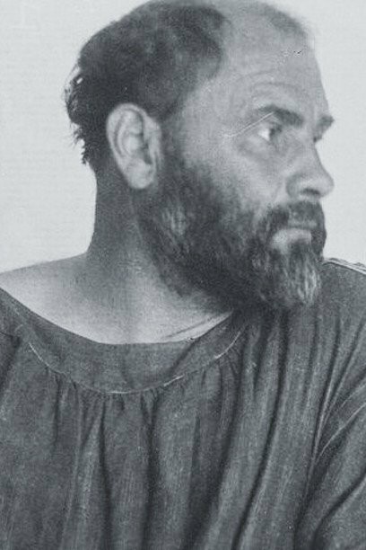 Un portrait de Gustav Klimt en dehors de son rôle de peintre, portant un sourire complice. La dualité de sa nature, entre l’artiste sérieux et l'homme convivial, ressort clairement ici