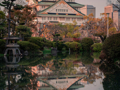 El castillo de Osaka reflejado en el agua, Parque de Osaka, Japón