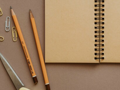 Um dia, Justino, eu, estudei nesta escola, nada no tempo mudou a não ser em mim. Poderia ter sido tudo e acabei sendo eu, apenas. Vivi distante do mundo, perto do meu pai, ajudando-o como sabia e como ia aprendendo, como me ia ensinando. O meu pai era coveiro